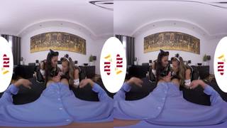 Deux soubrettes grimpent sur la queue en VR