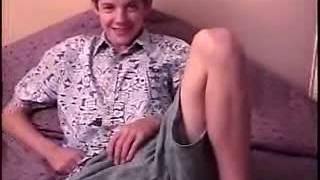 Petit minet branle sa longue bite avec les deux mains