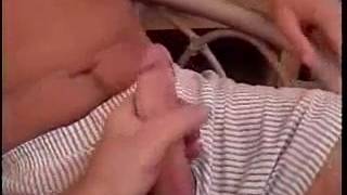 Un mature filme un jeunot en train de se branler