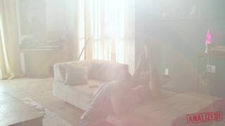 Kira noir va se faire filmée de loin en baisant avec james deen