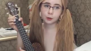 Jeunette blonde poilue danse devant la caméra et joue de la guitare