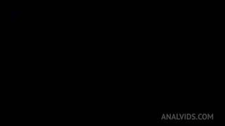 Une milf se fait calibrer les trous par 3 blacks !