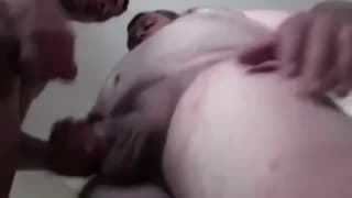 DILF se tape un petit jeunot, les deux éjaculent en même temps