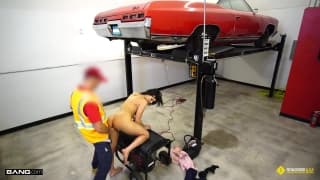 Becky va s'arranger en nature avec le mécano