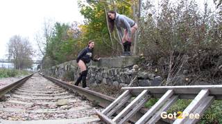 Une vidéo excitante avec plusieurs femmes qui pissent dehors