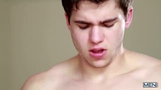 Christian Wilde encule Will Braun en levrette en lui serrant le cul