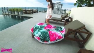 Brune au corps de rêve se baigne puis suce son gars dans la piscine