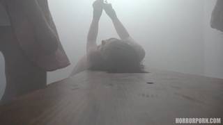 Une teen kidnappée et baisée par un type sadique