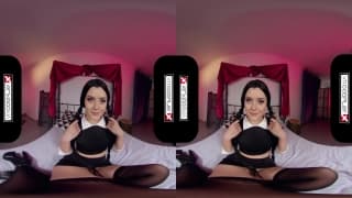 Une baise en réalité virtuelle avec cette cosplayeuse brune
