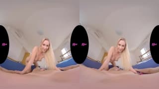 Teen blonde avec une belle chatte se fait piner en vidéo porno VR