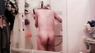 Un amateur exhib prend sa douche