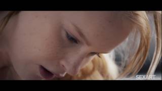 Belle blonde dans une baise sensuelle avec son mec