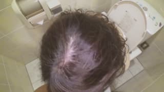 Un japonais doit trouver un passage entre ces poile pour la prendre