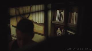 Un jeune voyeur espionne sa belle-mère