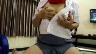 La femme de chambre adore baiser