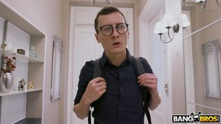 Il baise la copine d'un pote en rentrant des cours