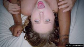 Laney Grey se prend une énorme queue de métisse dans la chatte