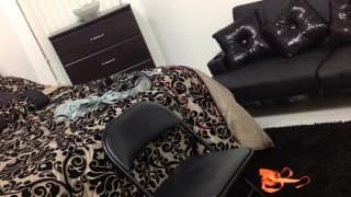 Un brun se fait sucer et lécher le cul avant d'éjaculer