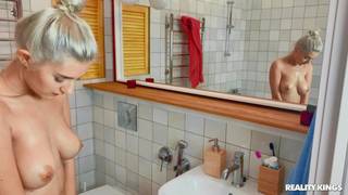 Une caméra espion dans la salle de bain d'Eva Elfie