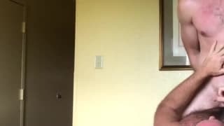 Un minet va se faire soulever par un DILF poilu, il va le démonter