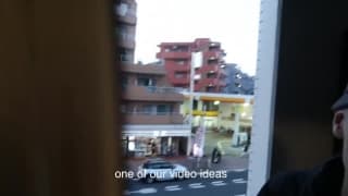 Ce petit coquin taille une pipe à son copain sur le balcon