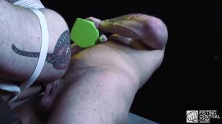 Teddy Bryce se fait enculer par Hugh Hunter qui le fist et le gode