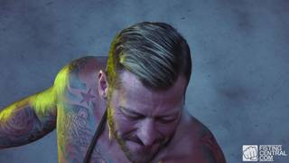 Hugh Hunter plonge ses deux mains entière dans l'anus de Teddy Bryce