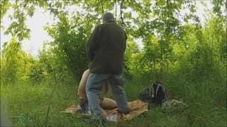 Ce vieux se fait peloter de partout par un jeune et se fait démonte !