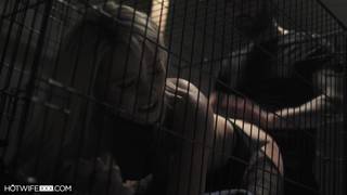 Soumise sort de sa cage pour sa dose de sperme