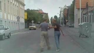 Deux blonds se sucent la queue et se branlent jusqu'à l'éjaculation