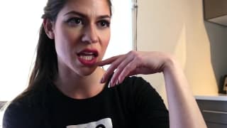 La suceuse Ashley Alban refuse jamais une pipe et une ejac en prime