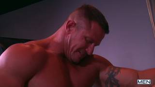 Le sexy DILF Rock va miner le petit cul du blondinet Tyler Morgan