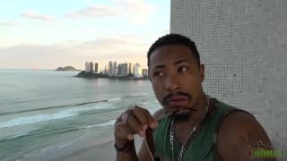 Elisa Sanches prise en sandwich dans le salon 🔞