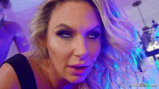 Phoenix Marie se fait démonter par un lascar à crête