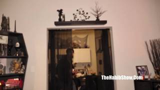 Une brune tatouée très sexy avec une chatte chaude