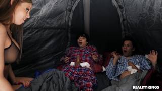 Une MILF va chauffer deux jeunots !