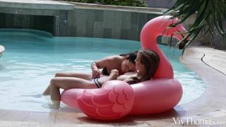 Au bord de la piscine, elles se font des cunnis