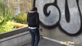 Compilation de filles pissant dans les rues