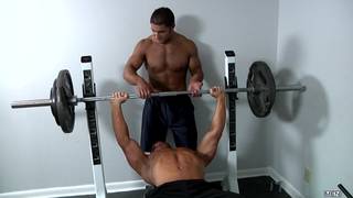 Du bodybuilding en torse nu avec Tyler St.James et Dereck Fox Du bodybuilding en torse nu avec Tyler St.James et Dereck Fox