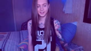 Une trans hyper sensuelle qui se branle et devient dure