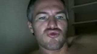 DILF se branle et s'éjacule dessus sur Gayfute