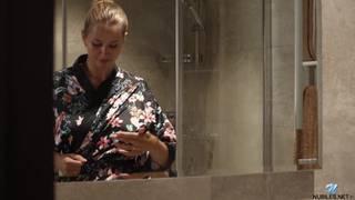 Après sa douche, Stella Cardo va se doigter