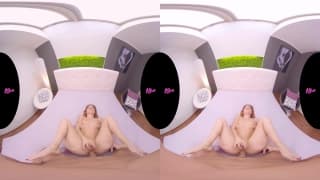 Deux coquines folle de sexe baisent un mec, le tout filmé en POV et VR