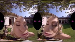 Une jeune blonde sexy le baise en réalité virtuelle