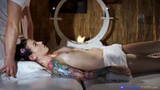 Une anglaise se fait masser et baiser