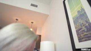 Blondinette n'a pas peur de la grosse bite !