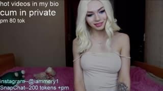 Une petite salope trans aux gros seins