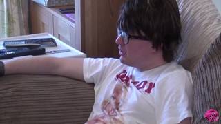 Un geek se fait pomper par une mature gros seins