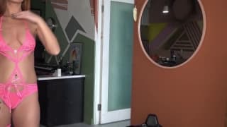 Scarlett Mae se retrouve dans une scène hardcore