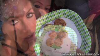 Elle écrit sa lettre au père Noël et commande du sexe Fellation, POV 1er Personne, Brune, Vidéos avec Scénario, Ejacs, Grosse Bite